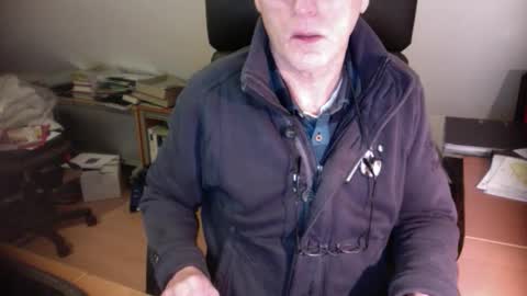 Snapshot of amor2200 chatting on December 24, 2024, 3:26 pm Amor2200 online show from December 24, 2024, 3:26 pm