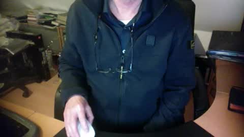 Snapshot of amor2200 chatting on January 20, 2025, 7:35 pm Amor2200 online show from January 20, 2025, 7:35 pm