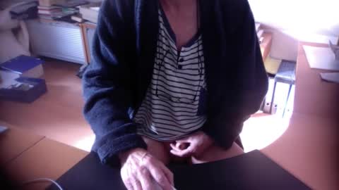 Snapshot of amor2200 chatting on November 2, 2025, 10:28 am Amor2200 online show from November 2, 2025, 10:28 am