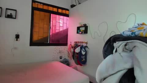 Snapshot of amy_and_eloise chatting on October 4, 2025, 4:16 pm AmyEloise online show from October 4, 2025, 4:16 pm