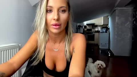 amyroberta92 online show from December 8, 2024, 9:57 am