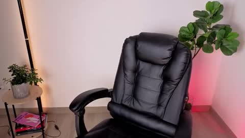 Snapshot of amyross1 chatting on November 9, 2025, 6:12 am Aleja online show from November 9, 2025, 6:12 am