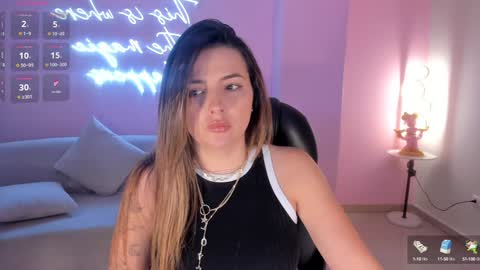 Snapshot of amywoods chatting on December 29, 2024, 12:20 am online show from December 29, 2024, 12:20 am