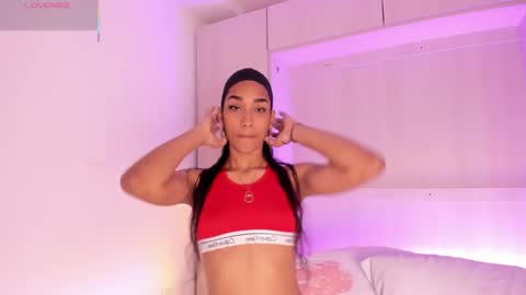 anaacollins_ online show from October 23, 2025, 11:42 am