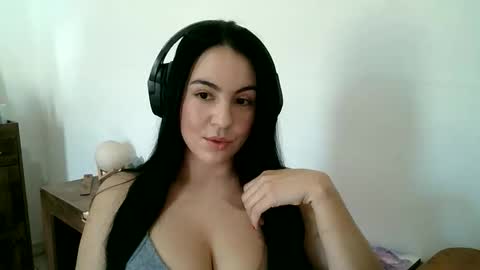 anabelenogueira1 online show from June 5, 2026, 5:07 pm