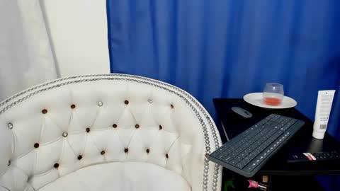 analia18  online show from January 15, 2025, 3:18 pm