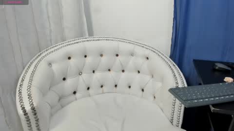 analia18  online show from February 8, 2025, 4:04 pm