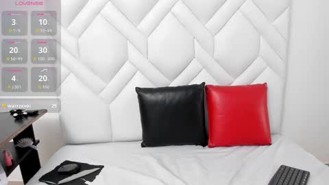 analia18  online show from September 13, 2025, 1:55 pm