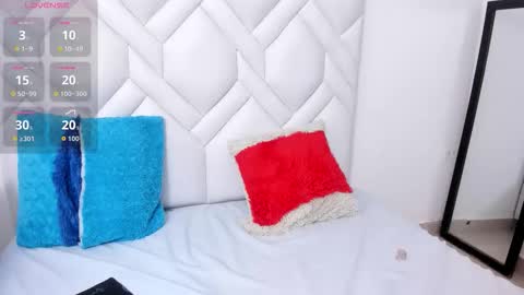 analia18  online show from November 7, 2025, 1:44 pm