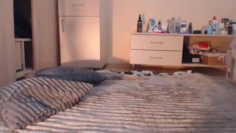 Andra online show from September 19, 2025, 7:47 pm