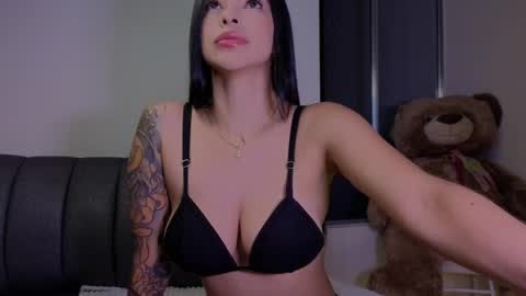 Snapshot of andrea_torres_ chatting on May 4, 2026, 3:35 am online show from May 4, 2026, 3:35 am