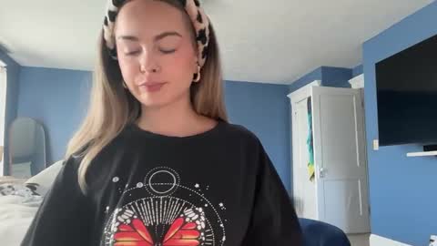 Andrea Elizabeth online show from September 18, 2025, 3:25 pm