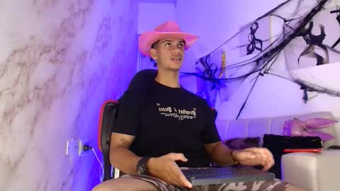 andres_stud online show from October 27, 2025, 4:27 am