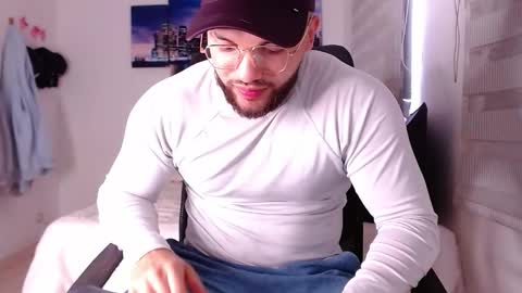 andrew_holden__ online show from January 8, 2026, 10:45 pm