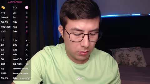 Snapshot of andrewmhilton_ chatting on November 14, 2025, 7:18 am andrewmhilton_ online show from November 14, 2025, 7:18 am