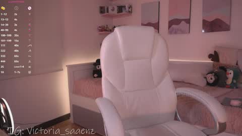 Victoria Senz  online show from December 19, 2025, 3:41 pm