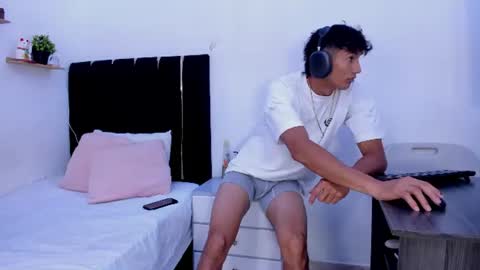 Snapshot of angel_boy0 chatting on July 3, 2026, 8:15 pm angel_boy0 online show from July 3, 2026, 8:15 pm