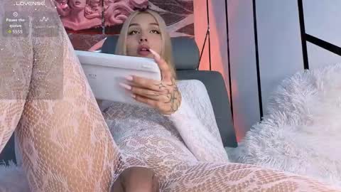 Snapshot of angel_dragun chatting on June 4, 2026, 6:52 am Angel-dragun online show from June 4, 2026, 6:52 am