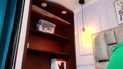 Nicolle  online show from February 1, 2025, 10:15 am