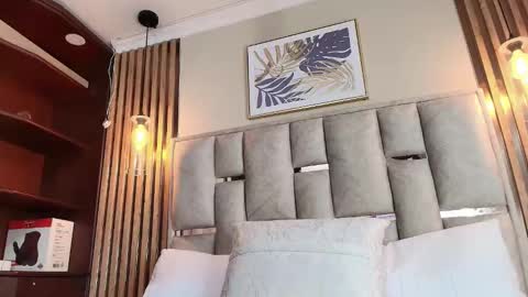 Nicolle  online show from September 23, 2025, 11:24 am