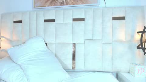 Nicolle  online show from October 19, 2025, 2:23 am