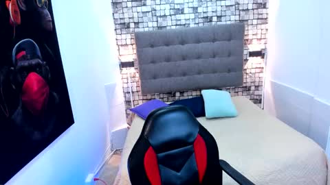 Snapshot of angel_silverr chatting on December 17, 2025, 9:21 pm Angel Silver online show from December 17, 2025, 9:21 pm