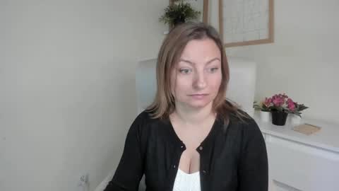 Angela online show from September 18, 2025, 5:42 am