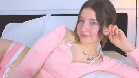 Snapshot of angelicmoon chatting on December 22, 2024, 5:56 am Angelic online show from December 22, 2024, 5:56 am