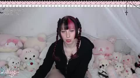 Snapshot of angelillic chatting on June 10, 2026, 2:01 am lillian online show from June 10, 2026, 2:01 am