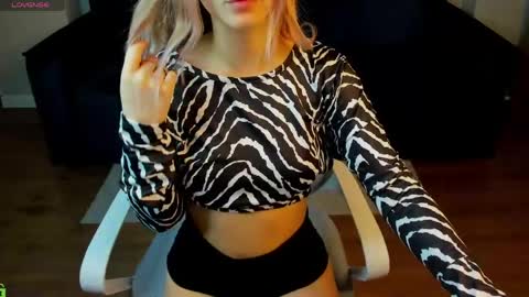 Snapshot of angelina_becker chatting on April 17, 2026, 1:19 am Angelina online show from April 17, 2026, 1:19 am