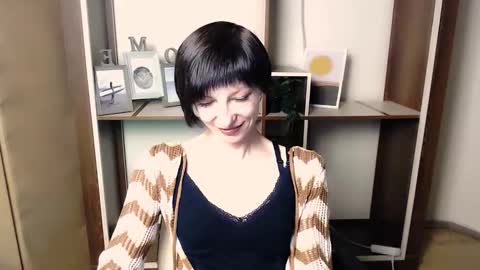 Snapshot of angelinalov_ chatting on December 3, 2025, 8:23 am Angelina online show from December 3, 2025, 8:23 am