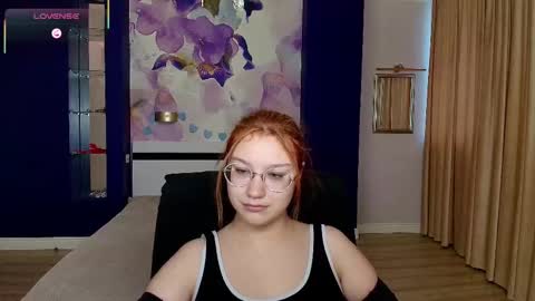 Snapshot of angelinalow chatting on December 5, 2025, 12:25 pm AngelinaLow online show from December 5, 2025, 12:25 pm