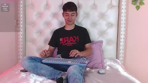 Angel online show from December 19, 2025, 7:43 pm