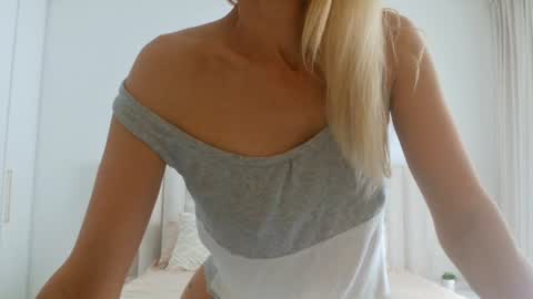 Snapshot of angelsquirting chatting on June 20, 2026, 11:02 am Alesia online show from June 20, 2026, 11:02 am
