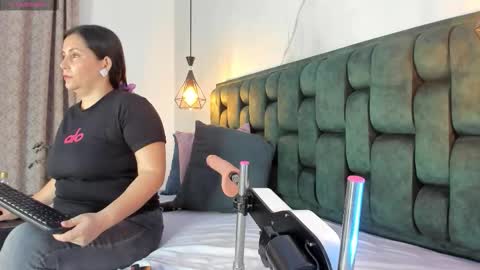 ANGIE online show from October 4, 2025, 2:26 pm