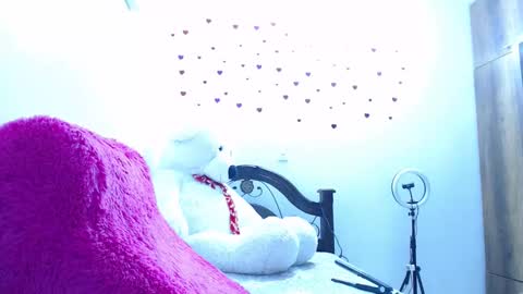 ana independent model online show from February 28, 2025, 6:32 am