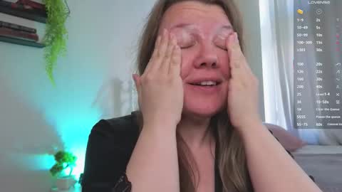 Snapshot of anna_bones chatting on September 25, 2025, 10:08 am Anna online show from September 25, 2025, 10:08 am