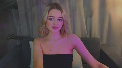 Snapshot of anna_nickol chatting on November 18, 2025, 4:55 pm Anna online show from November 18, 2025, 4:55 pm