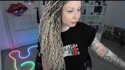 Snapshot of annanebula chatting on April 9, 2026, 8:36 pm Anna online show from April 9, 2026, 8:36 pm