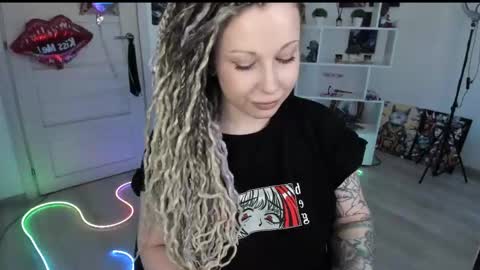 Snapshot of annanebula chatting on April 18, 2026, 8:51 am Anna online show from April 18, 2026, 8:51 am