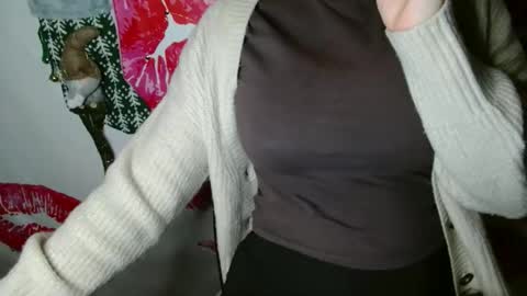 Bella online show from November 10, 2025, 6:18 pm