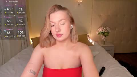 Snapshot of anne_leee chatting on January 14, 2025, 4:47 am Emma online show from January 14, 2025, 4:47 am
