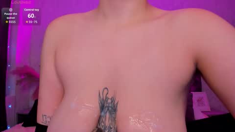 Snapshot of anne_leee chatting on October 4, 2025, 1:03 am Emma online show from October 4, 2025, 1:03 am