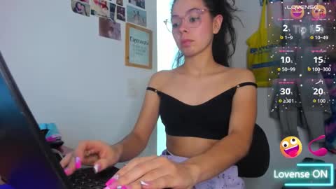 annie_rosse1017 online show from November 24, 2025, 10:53 pm