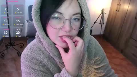 Snapshot of annie_swan_18 chatting on February 5, 2025, 2:37 pm LAURA - A n n i e S w a n online show from February 5, 2025, 2:37 pm