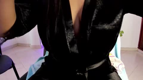 Annie online show from November 10, 2025, 3:33 pm