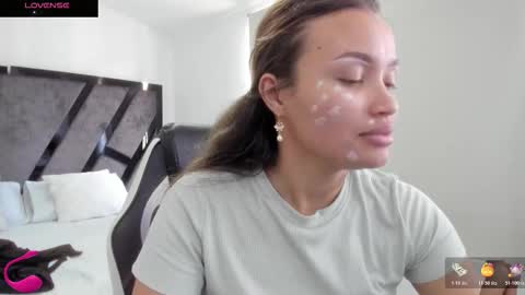 Annie and Stefan online show from November 21, 2025, 3:22 pm