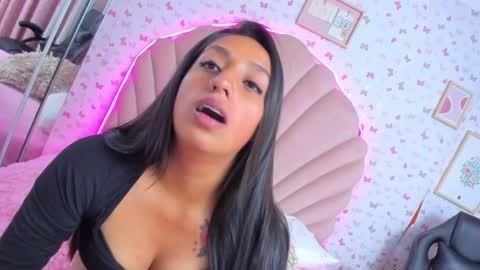 Snapshot of anniee_love_ chatting on December 17, 2024, 12:45 am Anto online show from December 17, 2024, 12:45 am