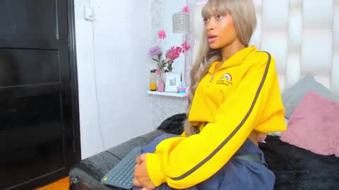 Snapshot of anniee_love_ chatting on March 3, 2025, 6:22 pm Anto online show from March 3, 2025, 6:22 pm