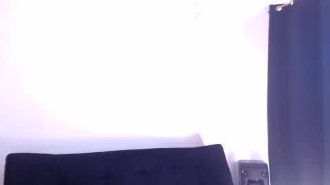 Snapshot of anniewine__ chatting on December 1, 2025, 6:46 pm ANNIE WINE online show from December 1, 2025, 6:46 pm